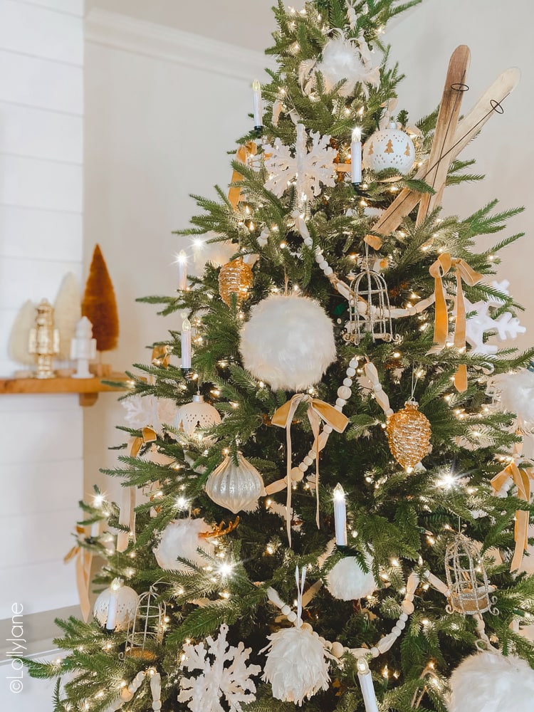 Stumped on where to start decorating your Christmas tree? These quick tips are SO helpful!