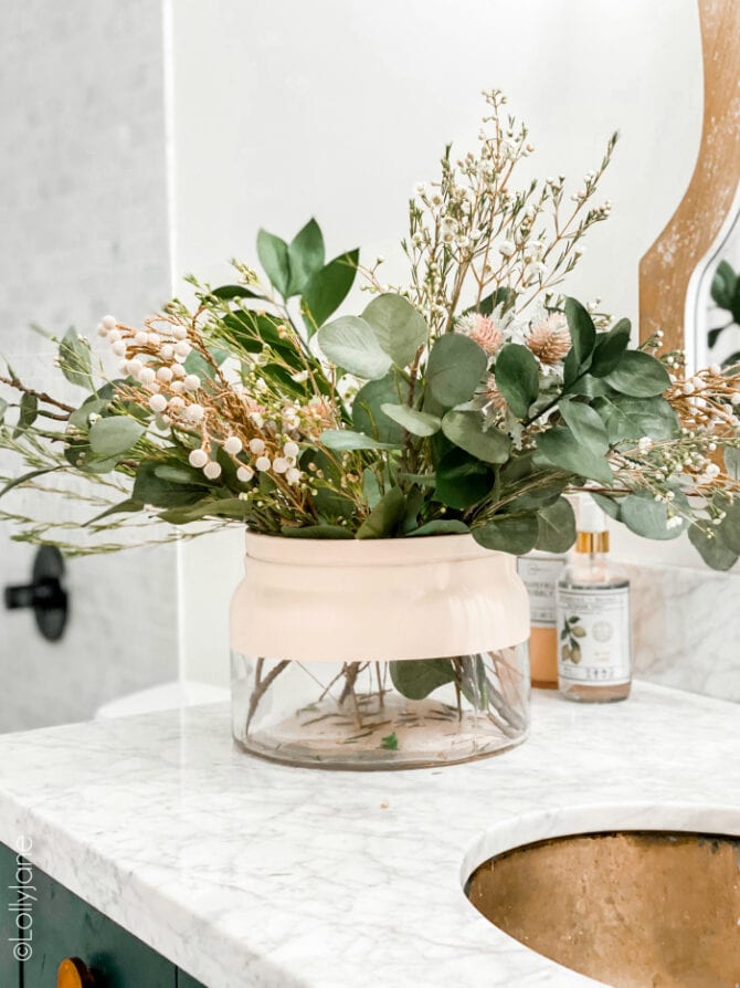Love an EASY DIY that spruces up my space for $20 or less! Check out this pretty COLOR BLOCK VASE that goes in ANY space! #diy #colorblock #colorblockvase #modernvase #modernfarmhouse #vasediy #diyhomedecor #springfloralarrangement #floralarrangement