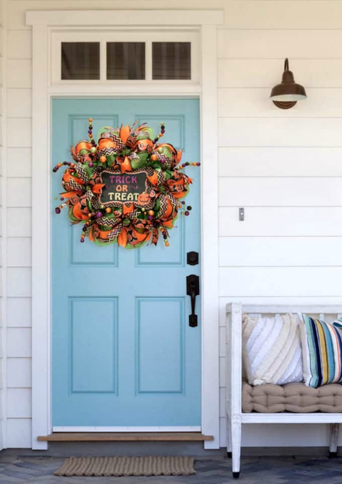 DIY Mesh Halloween Wreath: see how easy it is to make this deco mesh Halloween wreath using a work wreath form and festive ribbon! #halloweenwreath #decomesh #decomeshwreath #decoemeshwreathideas #halloweenwreath #diyhalloweenwreath