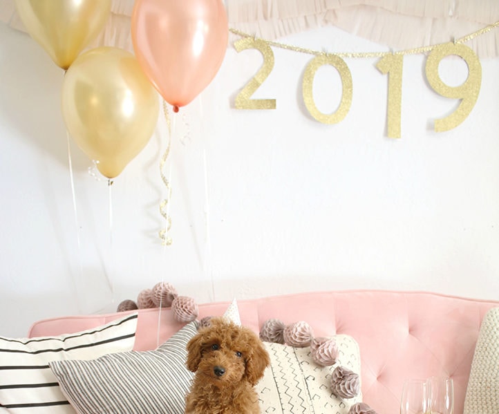 Cute and EASY DIY "2019" Party Garland... make for your New Years Eve party or for ANY party! #nye #newyearseve #goldendoodle #diy #diygarland