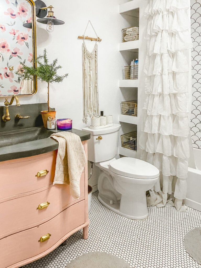 Cute, EASY, and practical bathroom organizational tips. Great post! #organization #newyearsgoals