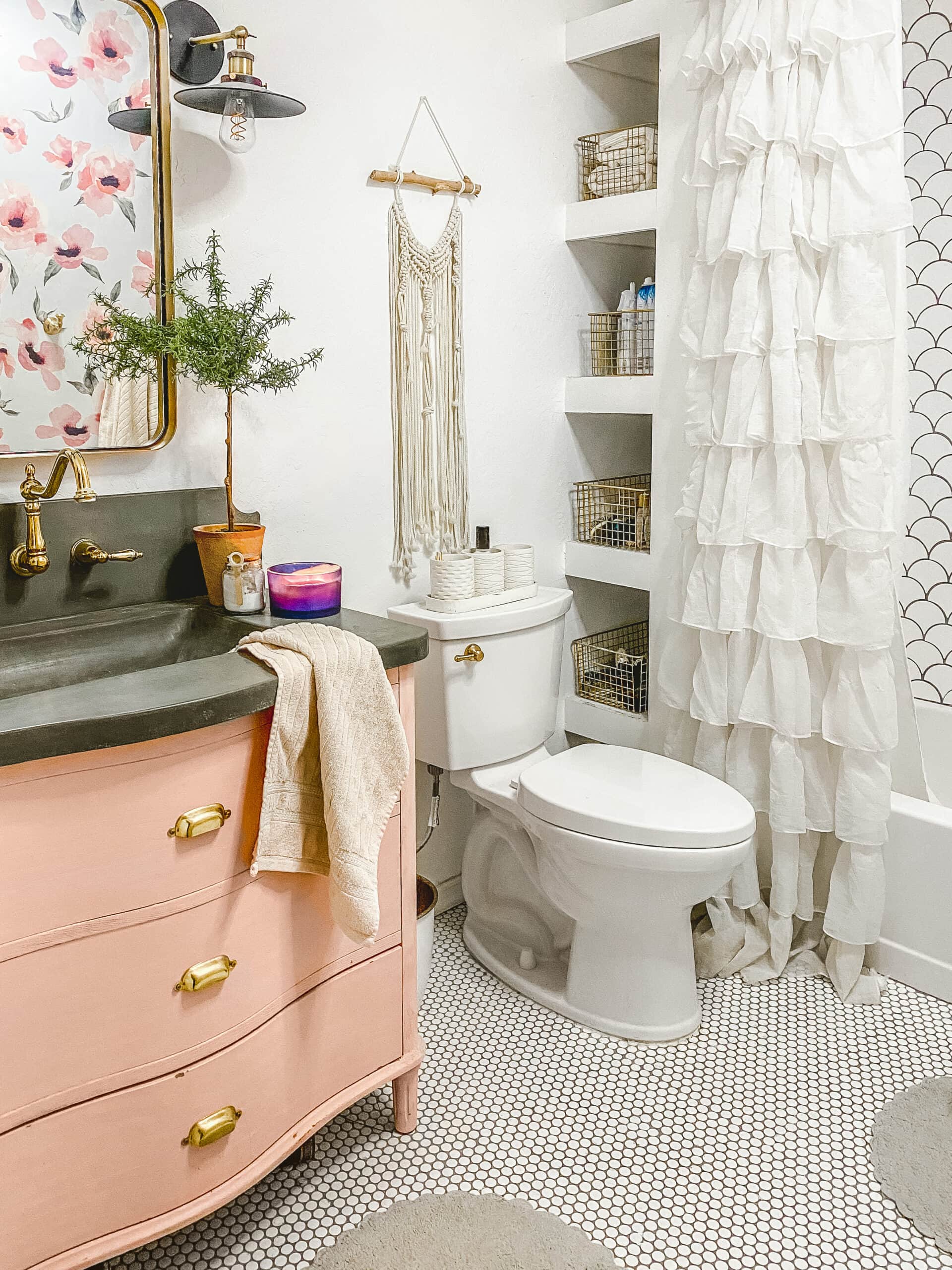 Cute, EASY, and practical bathroom organizational tips. Great post! #organization #newyearsgoals