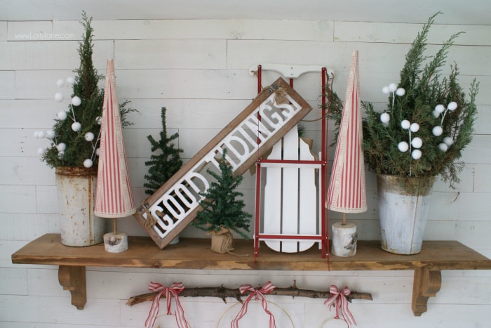 Loving this farmhouse Christmas mantel decor ideas, such easy to put together decor! Fun Christmas mantel decorating ideas!