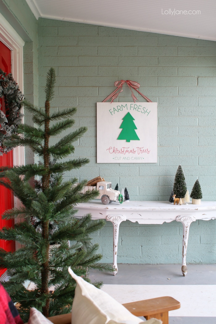 Loving this farmhouse Christmas outdoor decor! Looking for Christmas front porch decor ideas? Loving this classic red Christmas porch!
