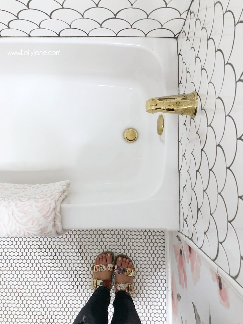 Obsessed with this GLAM fully renovated farmhouse bathroom with pops of gold. SO GORGEOUS!