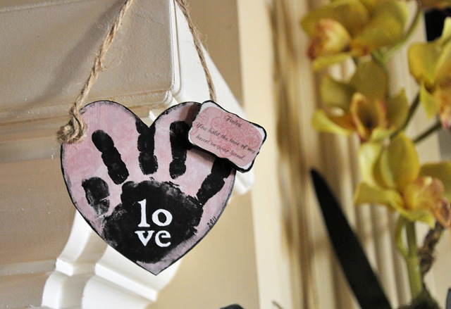 [Heart Hand Mantel 2[5].jpg]