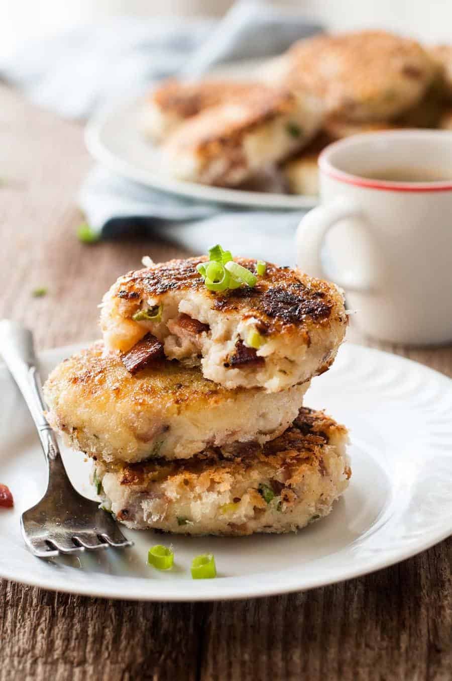 Leftover Mashed Potato Cheese & Bacon Cakes - Irresistible way to transform leftover mashed potato! Made extra crispy with panko. #thanksgiving #leftovers