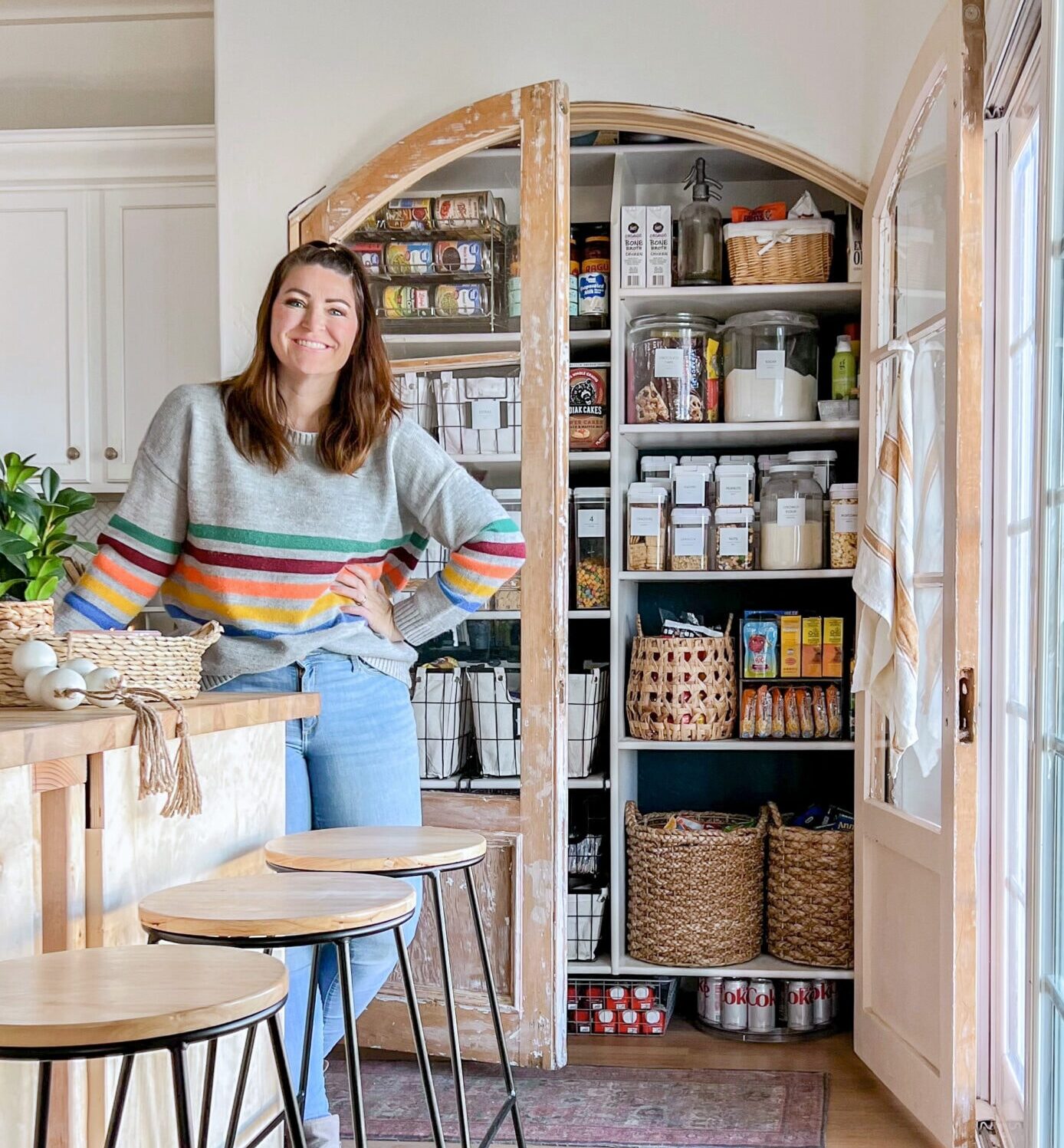 CLICK to transform your chaotic pantry into an organized one in no time and with a trip to Walmart!